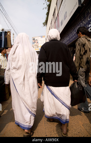 Des religieuses de la congrégation des Missionnaires de la charité l'ordre de Mère Teresa à pied le long d'une des rues de Calcutta. Banque D'Images