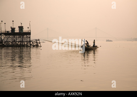 Les pêcheurs sont actifs sur le fleuve Hooghly à Kolkata. Banque D'Images