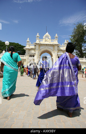 Un groupe de femmes indiennes sont sur le point de pénétrer dans l'enceinte de l'Amba Vilas Palace Mysore mieux connu simplement comme Mysore Palace. Banque D'Images