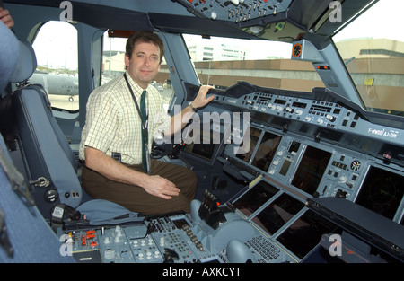 Le pilote d'essai de l'Airbus A380-800 Pascal Verneau dans le cockpit au Singapore Air Show. Banque D'Images