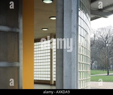 Bloc TOILETTES CHAMBRE POMPE FONTAINE Banque D'Images