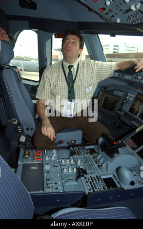 Le pilote d'essai de l'Airbus A380-800 Pascal Verneau dans le cockpit au Singapore Air Show. Banque D'Images