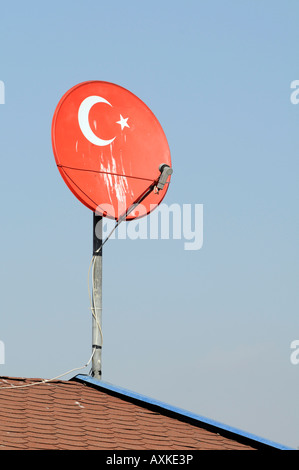 Télévision par satellite plat avec le drapeau turc. Photo prise à Istanbul, Turquie. Banque D'Images