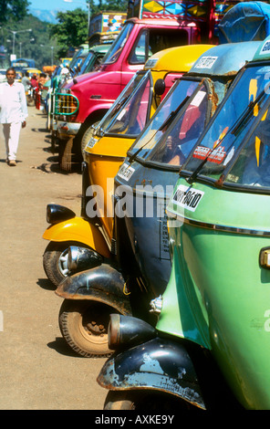 Tuk Tuks transporteurs publics indiens des taxis sont alignées en street à Thane Bombay Mumbai Inde Banque D'Images