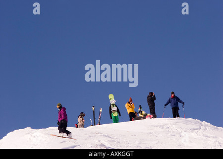 Après une ascension d'un groupe de skieurs et snowboarders fait jusqu au dessus de la montagne Niseko Annupuri. Banque D'Images