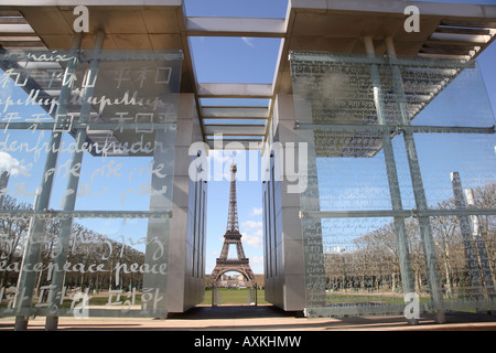 Tour Eiffel et le mur pour la paix Sculpture, parc du Champs de Mars, Paris, France Banque D'Images