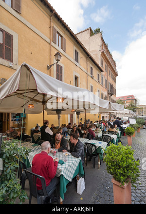 Restaurant typique dans le quartier de Trastevere, Rome, Italie Banque D'Images