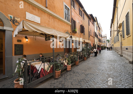 Restaurant typique dans le quartier de Trastevere, Rome, Italie Banque D'Images