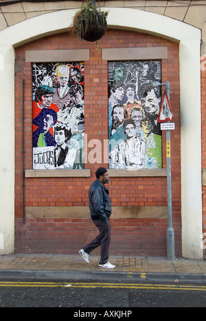 Homme marchant passé Affleck's Palace Manchester Banque D'Images