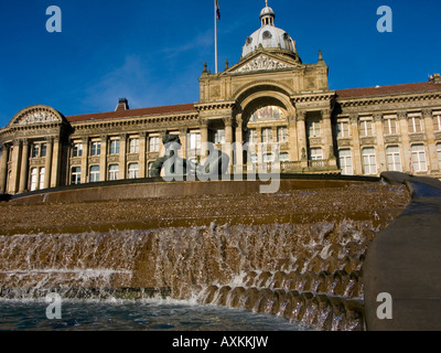 La rivière fontaine en face de l'Hôtel de ville de Birmingham UK avec figure féminine représentant la force de vie par Dhruva Mistry Banque D'Images