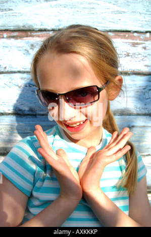 Photo de jeune fille posant dans le soleil avec des lunettes de soleil sur la famille des vacances d'UK. Banque D'Images