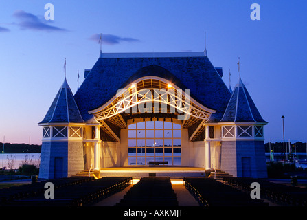 HARRIET LAC PAVILION, OU KIOSQUE, AU CŒUR de Minneapolis, MINNESOTA EST LIEU POPULAIRE POUR LES CONCERTS DE MUSIQUE. Soirée d'été Banque D'Images