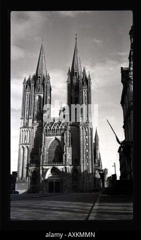 La façade occidentale de la cathédrale de Coutances Cathédrale Notre-Dame de Coutances, Normandie, France. vers 1952 Banque D'Images