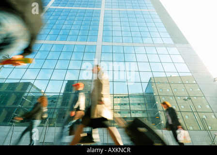 Les hommes d'affaires et les banlieusards quartier financier de la Défense Paris France Banque D'Images