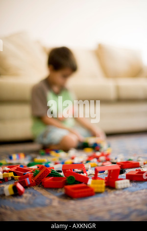 Garçon âgé de 6 ans joue avec blocs de construction Lego Banque D'Images