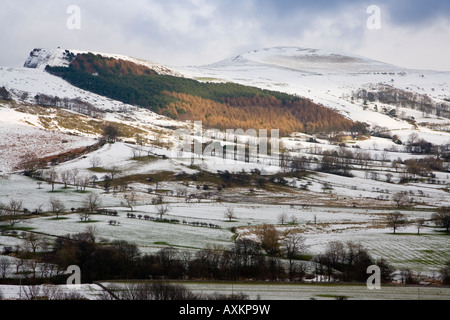 Une vue d'hiver retour de Tor et perdre colline au-dessus de Castleton dans le Derbyshire Peak District Banque D'Images