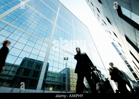 Les hommes d'affaires et les banlieusards quartier financier de la Défense Paris France Banque D'Images