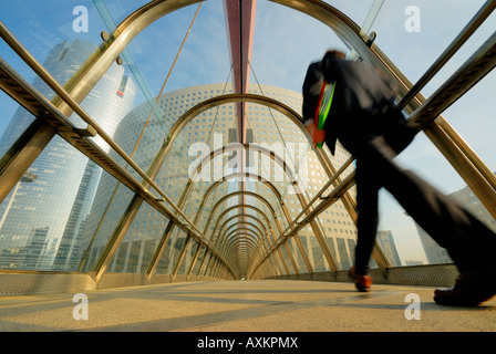 Businessman sur passerelle au quartier financier de la Défense Paris France Banque D'Images