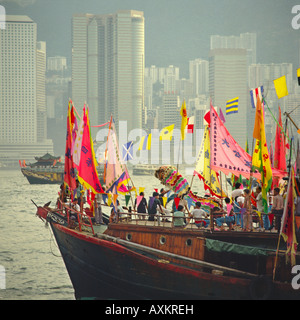 Festival chinois avec des gens sur l'activité une ordure l'un habillé en dragon traditionnel à bord dans le port de Victoria à Hong Kong Banque D'Images