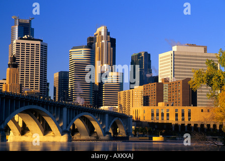 SKYLINE DE MINNEAPOLIS (MINNESOTA) ET 3E AVENUE PONT SUR LE FLEUVE MISSISSIPPI. Le lever du soleil ; l'automne. Banque D'Images