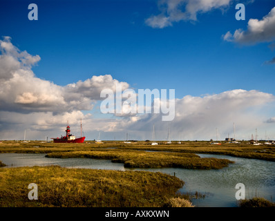 Un bateau-phare avec une coque rouge amarré au port de plaisance de Tollesbury dans l'Essex. Banque D'Images