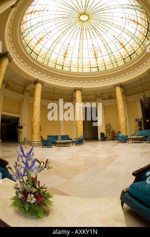 L'ancien hall de l'hôtel atrium avec des chaises lima Pérou Amérique du Sud fish eye lens Banque D'Images