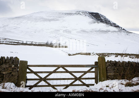 À la recherche d'un couvert de neige Mam Tor près de Castleton dans le Derbyshire Peak District Banque D'Images