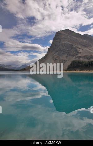 L'énorme rocher se reflète dans les eaux émeraude de Cold Mountain Lake Banque D'Images