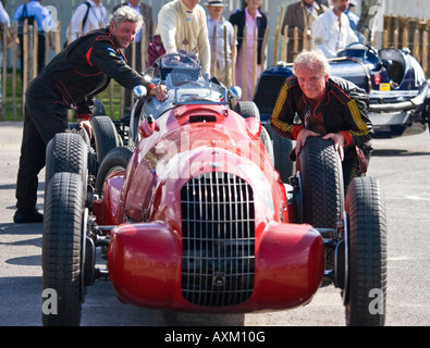 Poussant une Alfa Romeo 308C Goodwood Revival Banque D'Images
