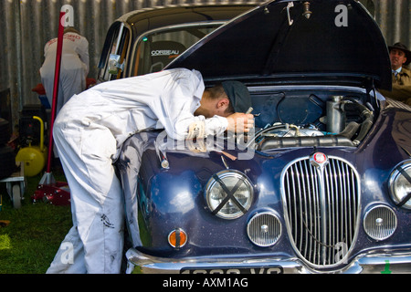 Mécanicien et Jaguar Mk2 à Goodwood Revival 2007 Banque D'Images