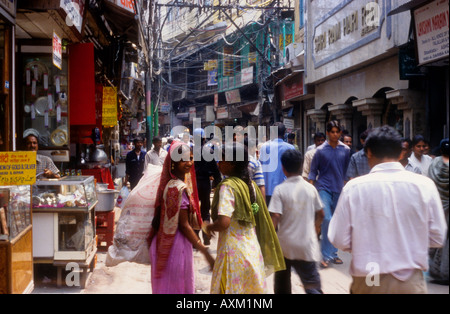 Jeunes filles dans la foule du marché de Chandni Chowk à Delhi, Inde Banque D'Images