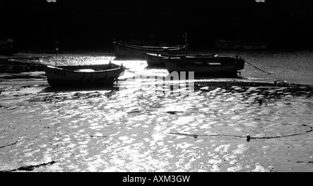 Bateaux à marée basse dans le port de St Ives en Cornouailles Banque D'Images