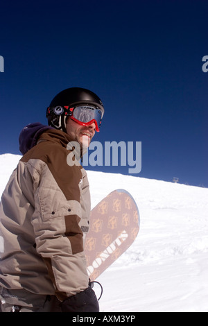 Un snowboarder dans station de ski Niseko, Hoikkado, Japon, profite d'une journée de beau temps, soleil et ciel bleu. Banque D'Images