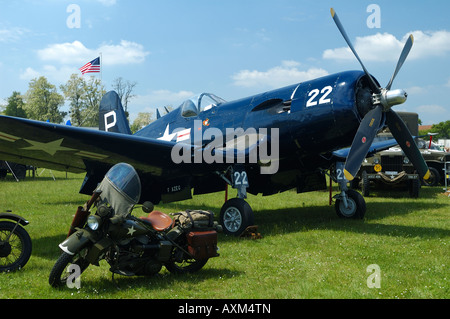 La Deuxième Guerre mondiale, un porte-avion de chasse Chance Vought F4U Corsair, français vintage air show, la Ferté Alais, France Banque D'Images