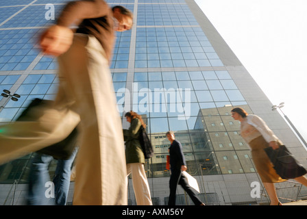 Businessman et banlieusards quartier financier de la Défense Paris France Banque D'Images