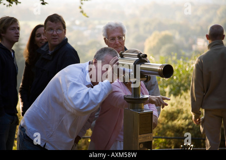 À la famille par télescope sur le Roi Henry VIII Mound, Pembroke Lodge, à Richmond Park, Surrey. UK Banque D'Images