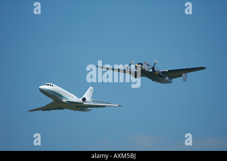 Dassault Aviation moderne gauche jet d'affaires Falcon 2000 et à droite vieux Marcel Dassault MD 311 Flamand deux moteurs avion Banque D'Images