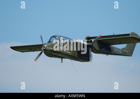 North American Aviation Rockwell OV-10 Bronco de la Luftwaffe, l'armée de l'air vintage français air show, la Ferté Alais, France Banque D'Images