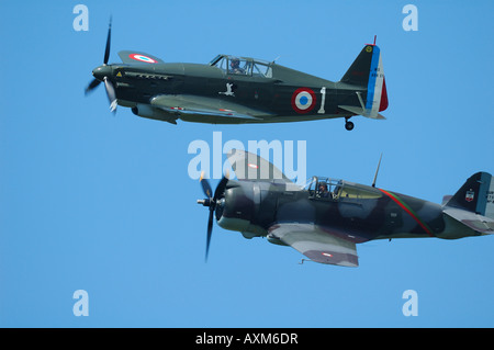 Ancien combattant de la DEUXIÈME GUERRE MONDIALE : vers le bas, Curtiss Hawk H 75 et jusqu'Morane D-406 (également ref D-3801) au cours de l'anglais vintage air show, la Ferté Alais Banque D'Images