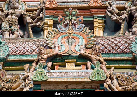 Figures sculptées sur un gopuram, Temple Meenakshi, Madurai, Tamil Nadu, Inde Banque D'Images