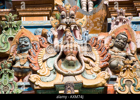 Les chiffres hindous sculptés sur un gopuram, Temple Meenakshi, Madurai, Tamil Nadu, Inde Banque D'Images