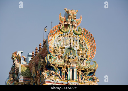 Figures sculptées en haut d'un gopuram, Temple Meenakshi, Madurai, Tamil Nadu, Inde Banque D'Images