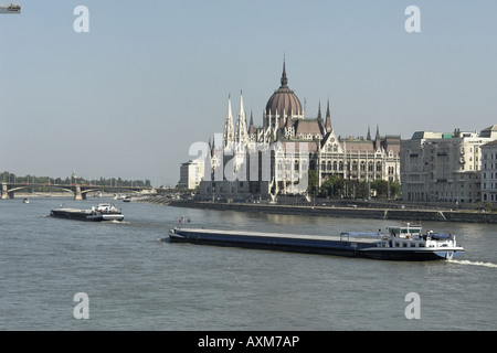 Une péniche sur le Danube à l'édifice du parlement à Budapest, Hongrie Banque D'Images