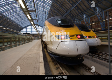 Les trains Eurostar locomotive à Kings Cross St Pancras Eurostar Channel Tunnel link gare internationale. London UK. Banque D'Images