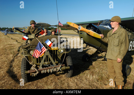 La DEUXIÈME GUERRE MONDIALE, la promulgation de soldats US avec voiture Jeep typique et Piper J-3 Cub (L-4) Banque D'Images