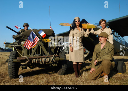 La DEUXIÈME GUERRE MONDIALE, la promulgation de soldats US avec voiture Jeep typique et Piper J-3 Cub (L-4) Banque D'Images