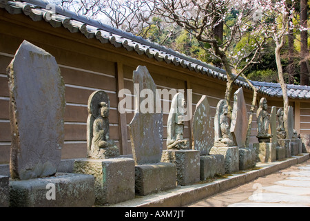 Des sculptures dans le jardin avec 100 Kannon Kyaku scupltures de Kannon temple bouddhiste Zen Engakuji à Kamakura, Japon Banque D'Images