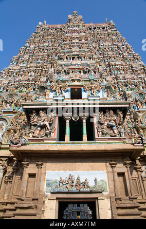 Un gopuram, Temple Meenakshi, Madurai, Tamil Nadu, Inde Banque D'Images