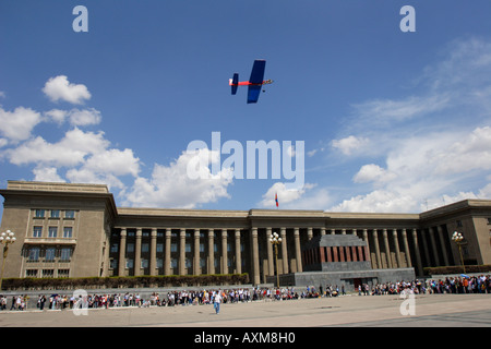 Un homme séduit la foule avec un toy airplane afficher pendant le festival des enfants, Oulan-Bator, Mongolie Banque D'Images