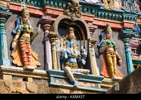 Trois figures sculptées sur un gopuram, Temple Meenakshi, Madurai, Tamil Nadu, Inde Banque D'Images